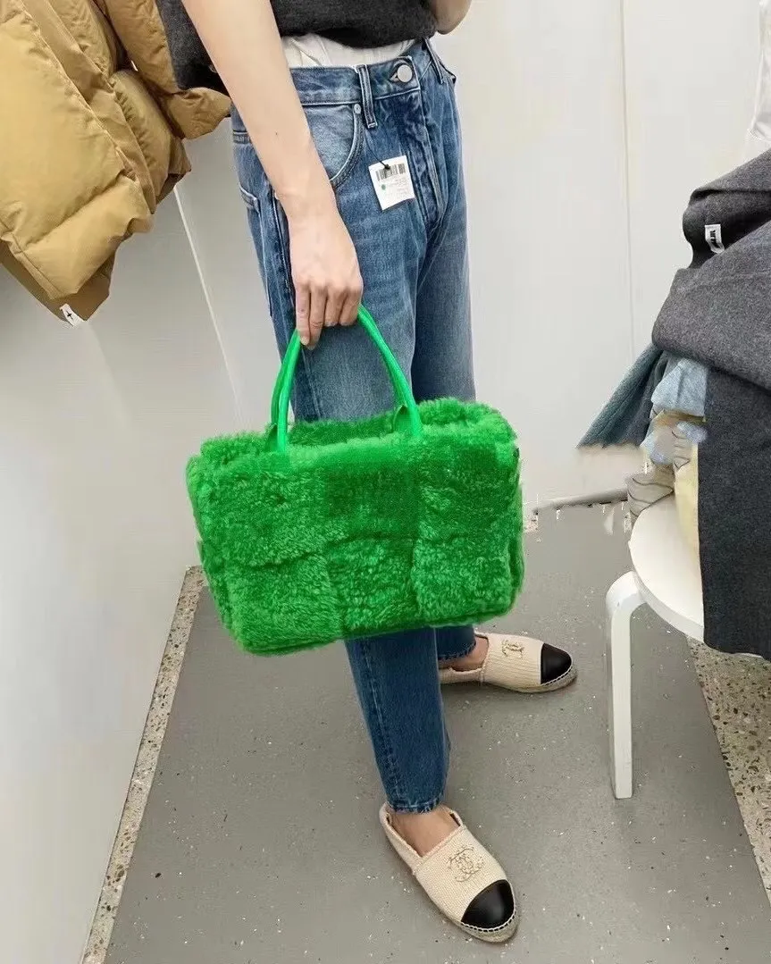 Parrot green 🦜BV arco tote’s fluffy style, it’s here, it’s here, it’s here with the fluff~ You’ll know how cute it is when you see the real thing! The soft and fluffy feel is really great. Rua, this year’s furry style, I stand on bv! ! Whether it is a jodie cloud bag or a tote, not all curly teddy fur can be used to make goods. The curl size of the fur directly affects the similarity of the entire bag. Material: full fur and lambskin ➕ lambskin lining is much more expensive than full leather! Again, if there is no ZP and no development, of course you have to be willing to spend money~36*24*12